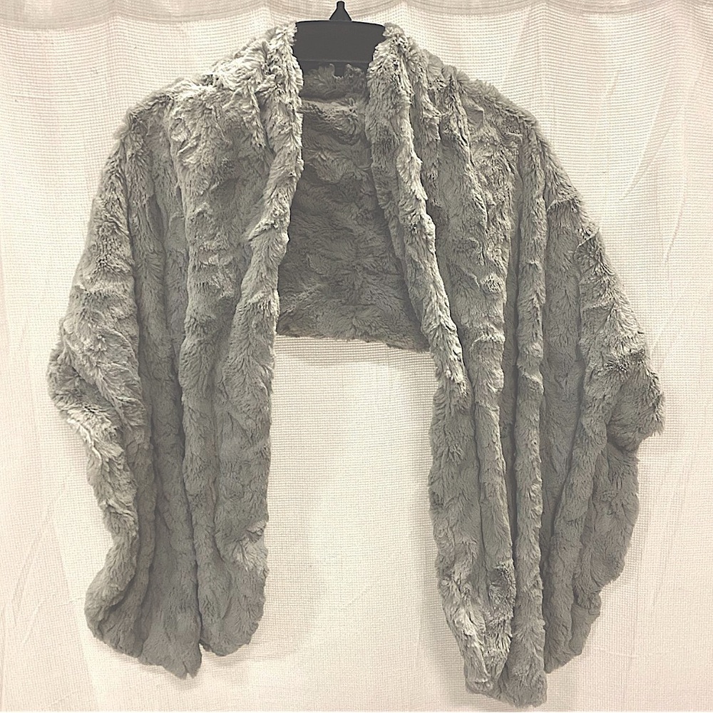 Davie and Chiyo Faux Fur Grey Shoulder wrap